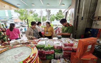 Công an phường Bạc Liêu tăng cường kiểm tra an toàn thực phẩm dịp Tết Trung thu