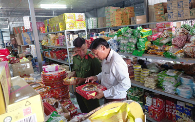 Công an xã Phú Mỹ tăng cường kiểm tra an toàn thực phẩm trước Tết Trung thu