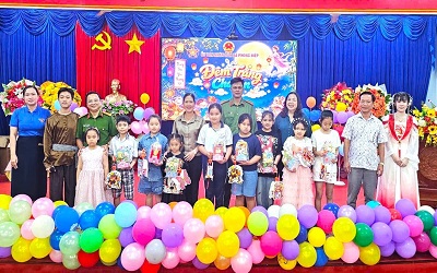 Tuổi trẻ Công an xã Phong Hiệp góp sức tạo nên đêm hội Trung thu ấm áp