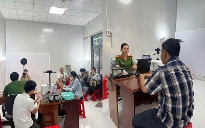 Công an phường Lý Văn Lâm tăng cường làm việc ngày cuối tuần, góp phần đẩy nhanh tiến độ cấp thẻ Căn cước và định danh điện tử mức 2 cho người dân
