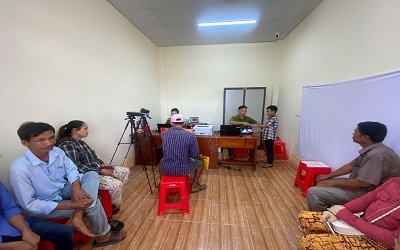 Công an xã Biển Bạch đẩy mạnh cấp thẻ Căn cước, kích hoạt tài khoản định danh điện tử mức độ 2 cho Nhân dân