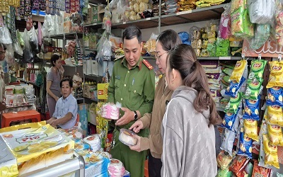 Công an xã Đông Hải phối hợp kiểm tra an toàn thực phẩm dịp Tết Trung thu